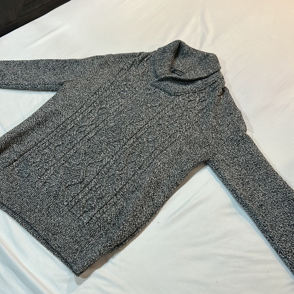 4 sweaters in bundle - Picture 3 of 13